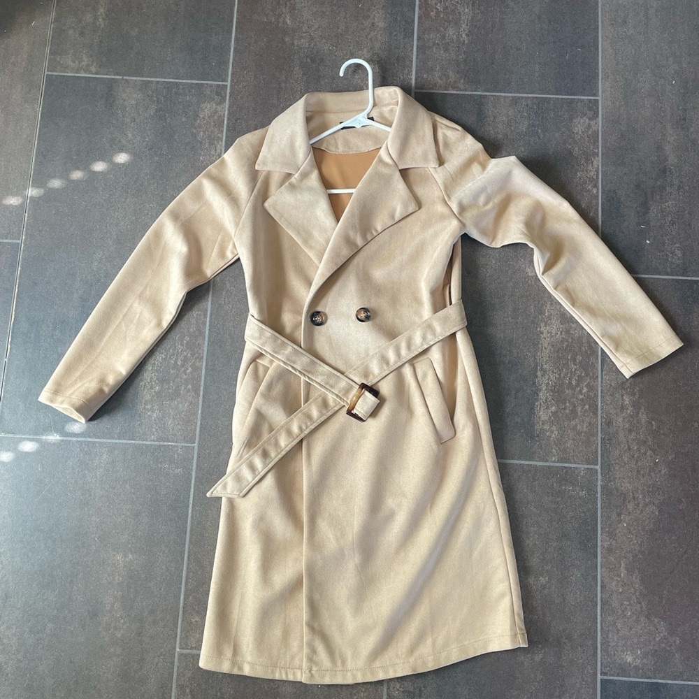 Tan Trench Coat with Wide Lapel and Tailored Fit